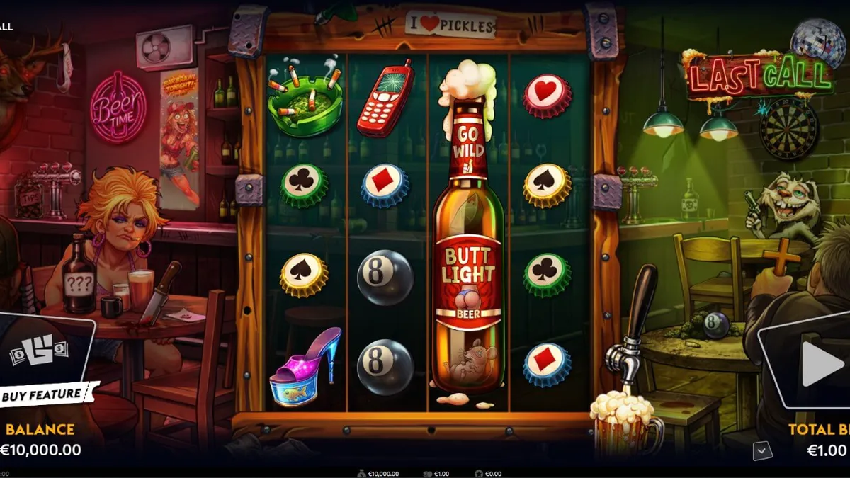 Tampilan visual slot Last Call dengan tema bar gurun yang suram